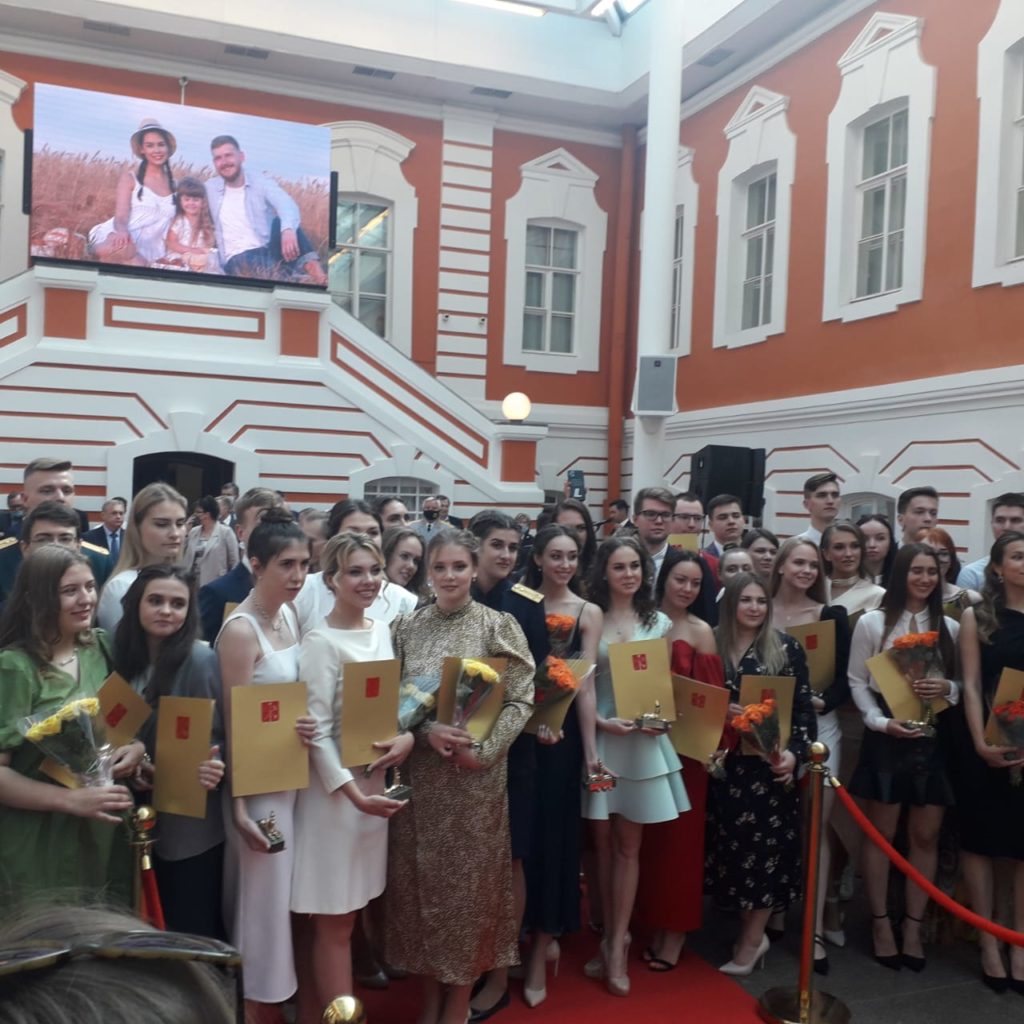 Выпускница Института приняла участие в XIX торжественной церемонии чествования лучших выпускников петербургских вузов 2021 года