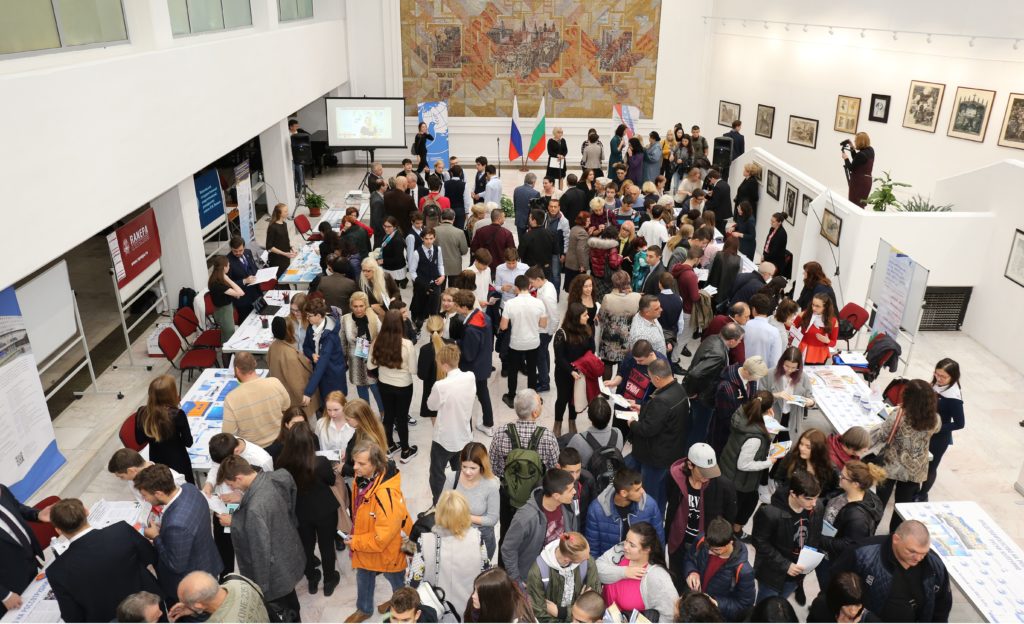 Институт принял участие в образовательной выставке в Болгарии