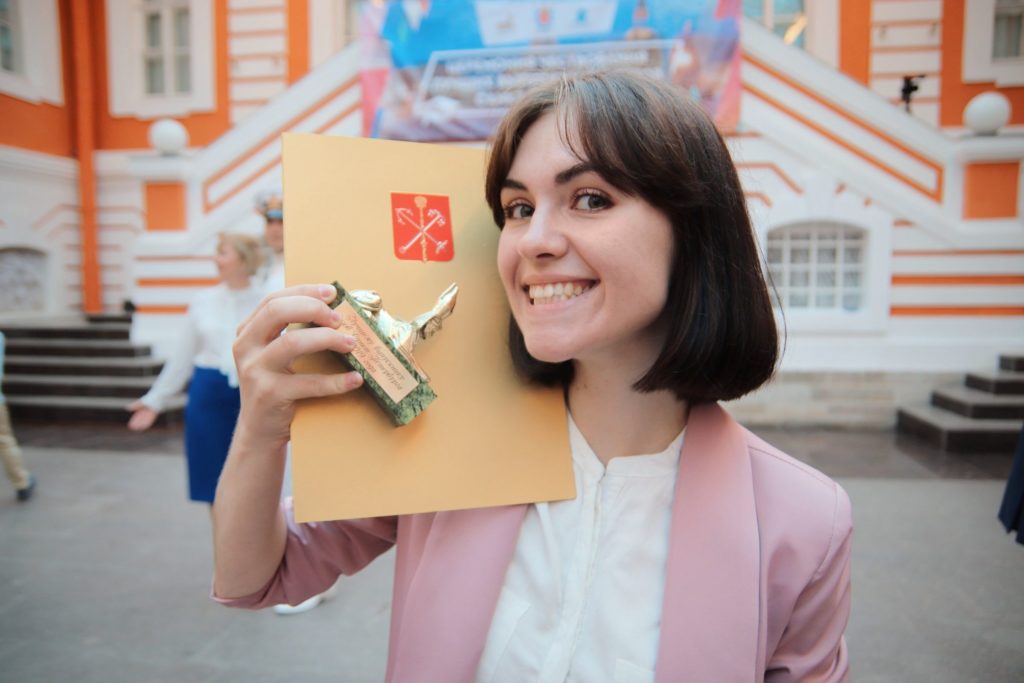 На церемонии чествования лучших выпускников Институт представляла Виктория Норматова