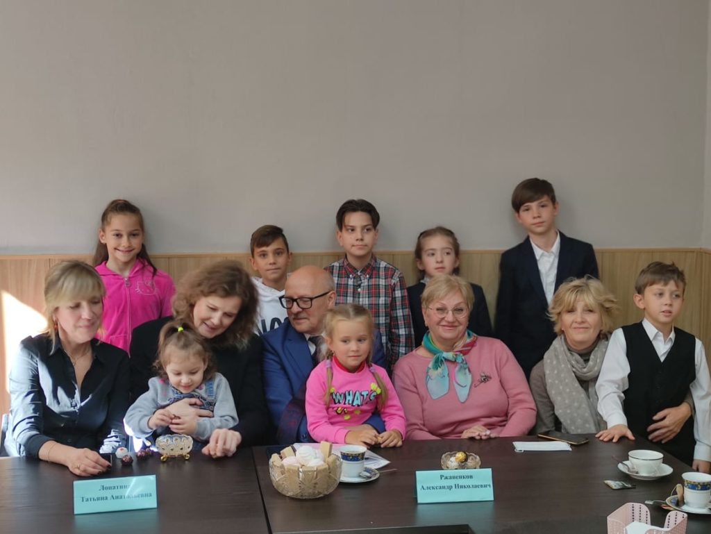 Встреча кандидата в депутаты в ЗАГС Ржаненкова А.Н. с многодетными семьями ассоциации 