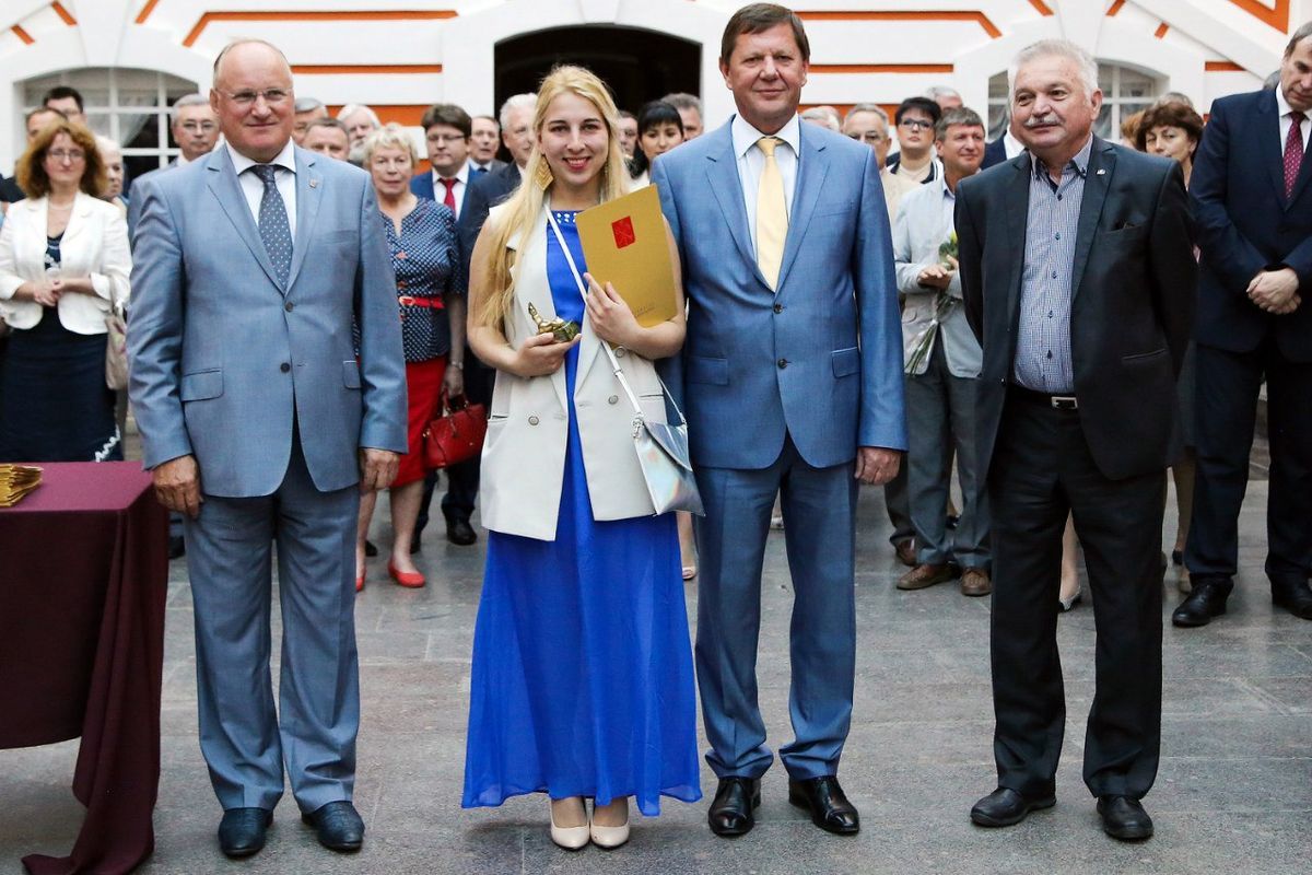 На церемонии чествования лучших выпускников Петербурга Институт представила Кристина Каряпина