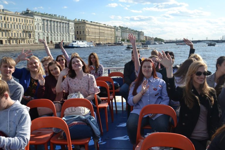 Состоялась экскурсия по рекам и каналам Петербурга для самых активных студентов Института