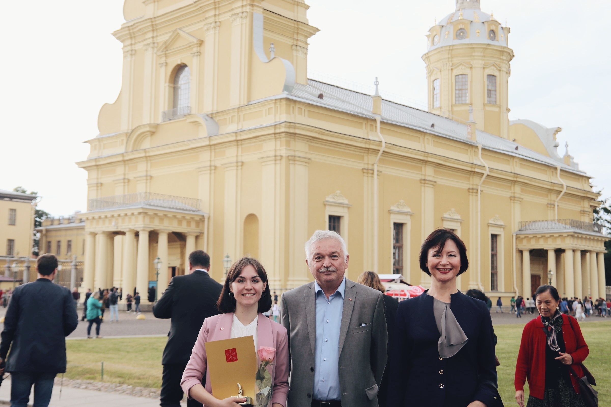 На церемонии чествования лучших выпускников Институт представляла Виктория Норматова