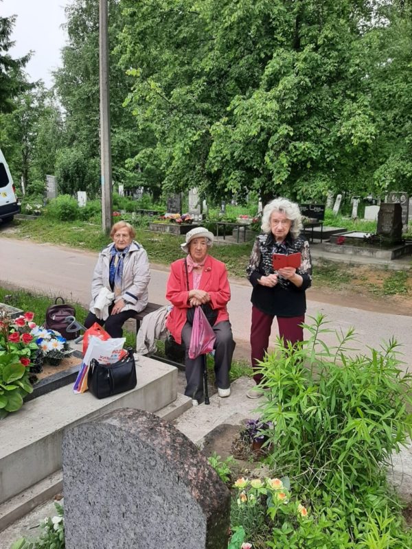 Члены общественной организации «Жители блокадного Ленинграда» и представители Института почтили память Ирины Борисовны Скрипачевой