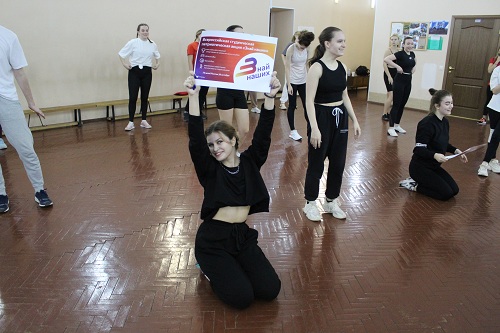 Чемпионка Европы по спортивной гимнастике Елена Ерёмина провела разминку для студентов СПбГИПСР в рамках акции «Знай наших»