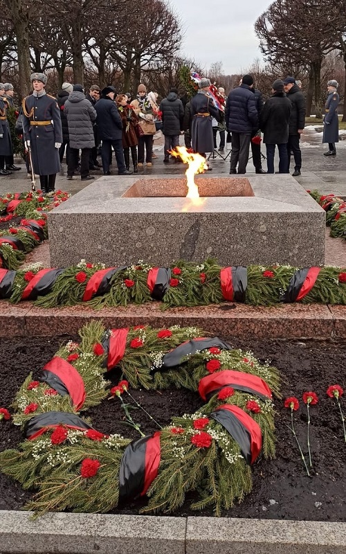 Руководство и студенты Института приняли участие в торжественно-траурной церемонии возложения цветов на Пискарёвском мемориальном кладбище
