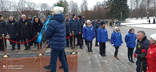 Руководство и студенты Института приняли участие в торжественно-траурной церемонии возложения цветов на Пискарёвском мемориальном кладбище