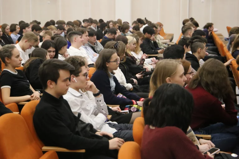 Представители СПбГИПСР провели встречу с обучающимися 10-11 классов Муринского центра образования № 2