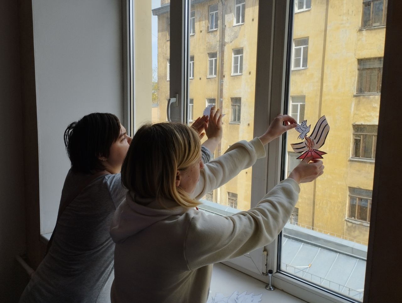 Студенты СПбГИПСР приняли участие во Всероссийской акции "Окна Победы"