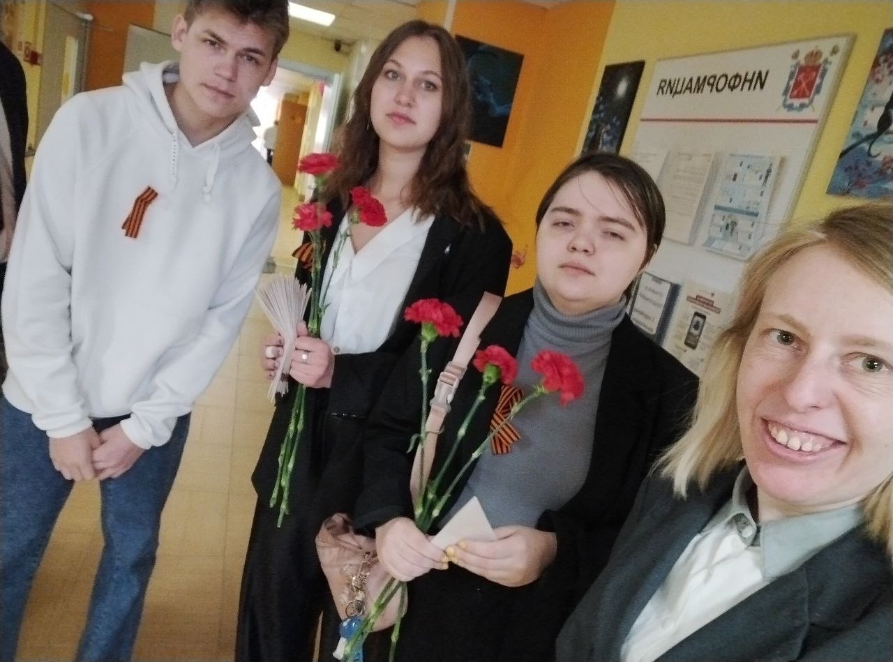 Волонтерский центр СПбГИПСР поздравил ветеранов с Днем Победы